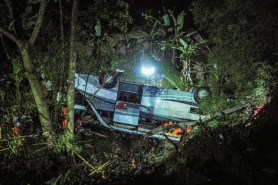 Un autobuz cu elevi de liceu a căzut într-o râpă, în Indonezia. Cel puțin 27 de persoane au murit